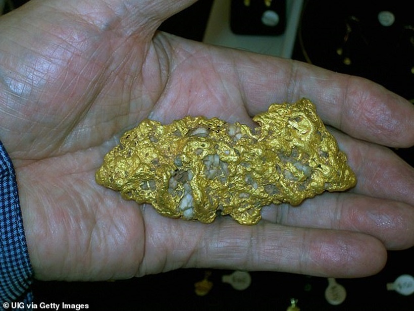 Cục vàng trị giá 37.000 USD. Ảnh: Dailymail.