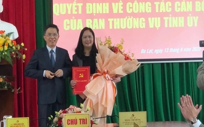 Ông Đặng Trí Dũng - Bí thư Thành uỷ Đà Lạt và bà Ngô Thị Mỹ Lợi. (Ảnh: PLO)