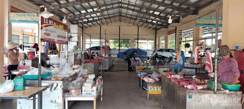 Một số tiểu thương còn bám trụ tại chợ nhưng nhưng chung cảnh thưa thớt khách mua. Ảnh: Vietnamnet