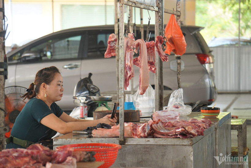 Ngồi bấm điện thoại khi không có khách, chị Nguyễn Thị Bích Diễm chia sẻ, gian hàng của chị nằm ở cổng ra vào, tưởng sẽ buôn bán thuận lợi nhưng hàng ngày chỉ lác đác vài người đến mua. Ảnh: Vietnamnet