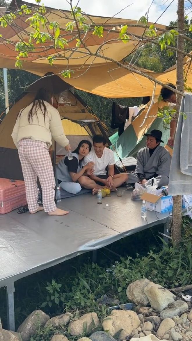 Thanh Thức và Trâm Anh đóng vợ chồng trong Lật Mặt 7 và bị nghi yêu thật ngoài đời.