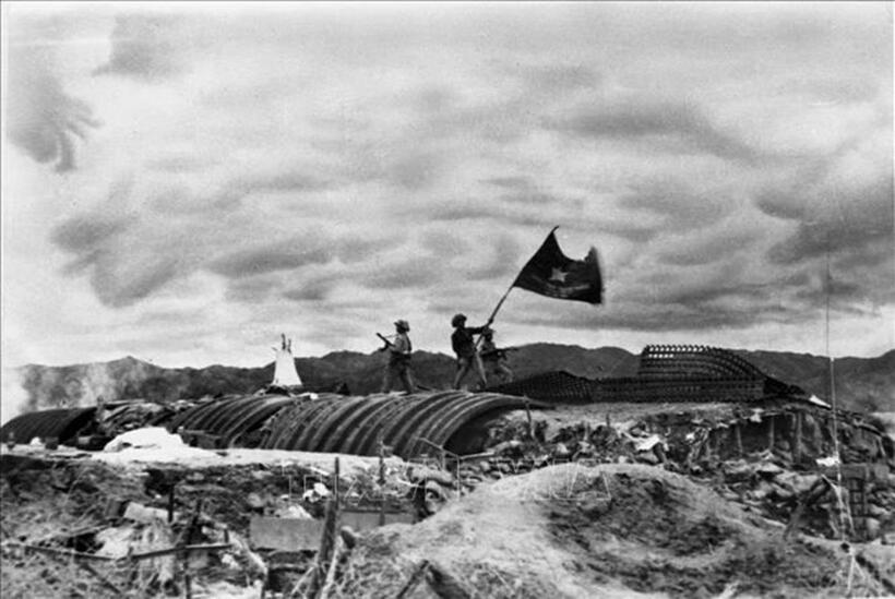 Ngày 7/5/1954, chiến dịch lịch sử Điện Biên Phủ kết thúc thắng lợi, toàn bộ tập đoàn cứ điểm của địch ở Điện Biên Phủ đã bị quân ta tiêu diệt, lá cờ "Quyết chiến quyết thắng" bay phấp phới trên nóc hầm Tướng De Castries. Ảnh: Tư liệu TTXVN
