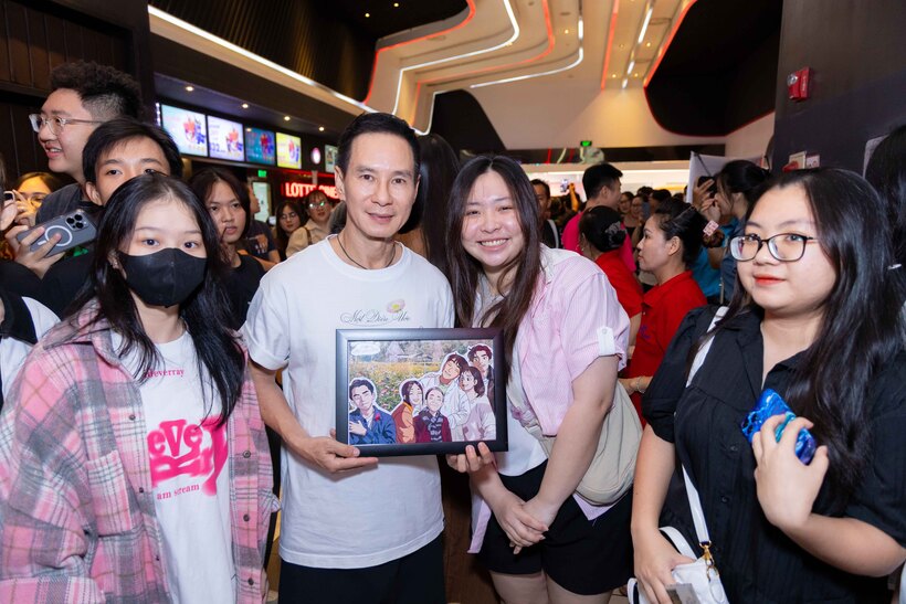 Lý Hải nhận quà từ fan.