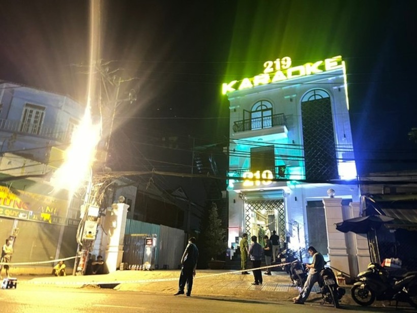Lực lượng chức năng khám nghiệm hiện trường. Ảnh: Người Lao Động