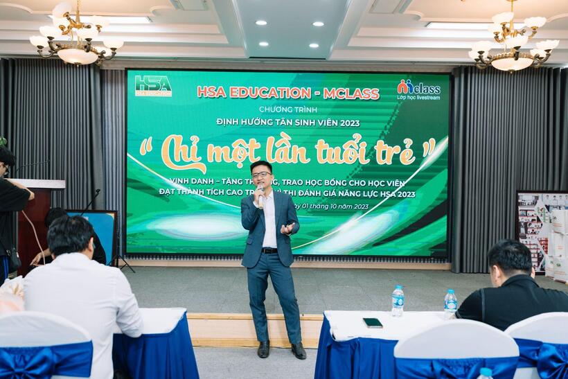 Thầy Lê Văn Hoa trong buổi gặp gỡ định hướng tân sinh viên.