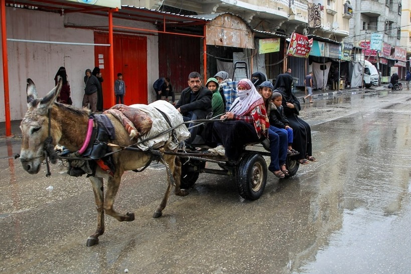 Israel bắt đầu sơ tán người dân khỏi Rafah. Ảnh: Reuters