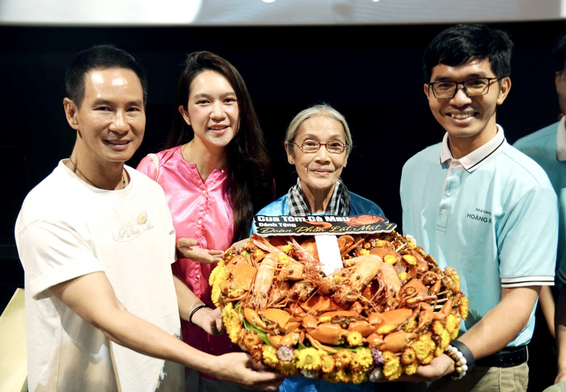 Mâm tôm cua cà mau từ khán giả tặng cho đoàn phim.