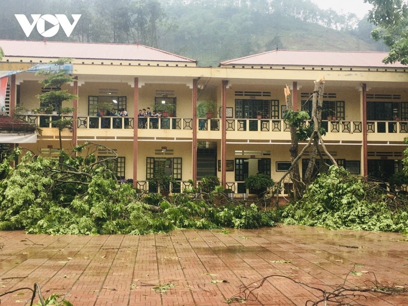 Một trường học ở thành phố Lào Cai bị ảnh hưởng do dông lốc. Ảnh: VOV