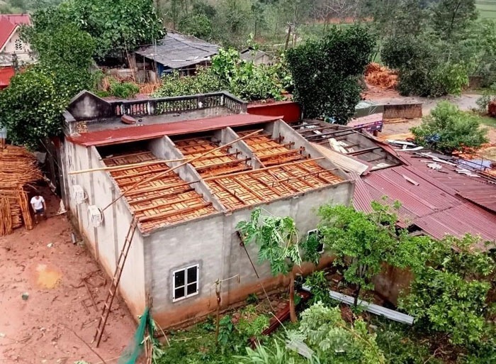 Dông lốc kèm mưa đá khiến nhà dân bị tốc mái, hư hỏng. Ảnh: Lao Động