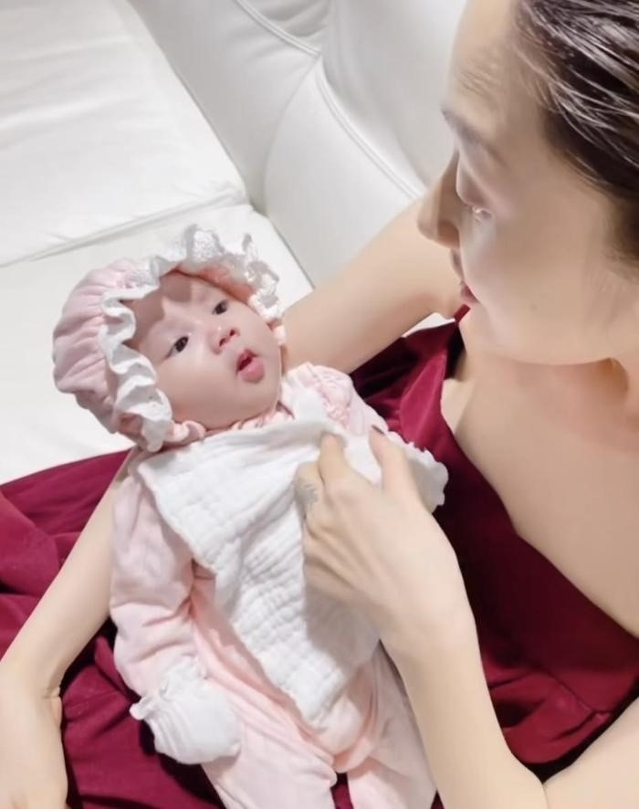 "Tiểu công chúa" của Bảo Anh thích hóng chuyện, lanh lợi từ khi lọt lòng.