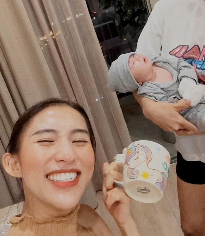 Giảng viên thanh nhạc Mỹ Ngọc chia sẻ hình ảnh bên nhóc tỳ nhà Bảo Anh thời điểm vừa chào đời.