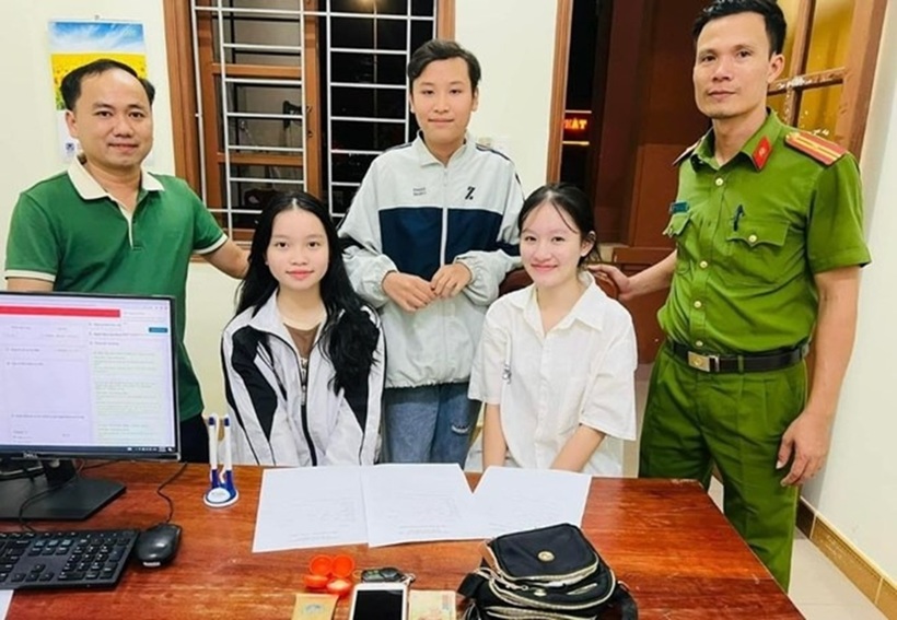 Nhặt được túi xách chứa đầy vàng và tiền mặt, 3 học sinh đến công an trình báo. Ảnh: Lao động