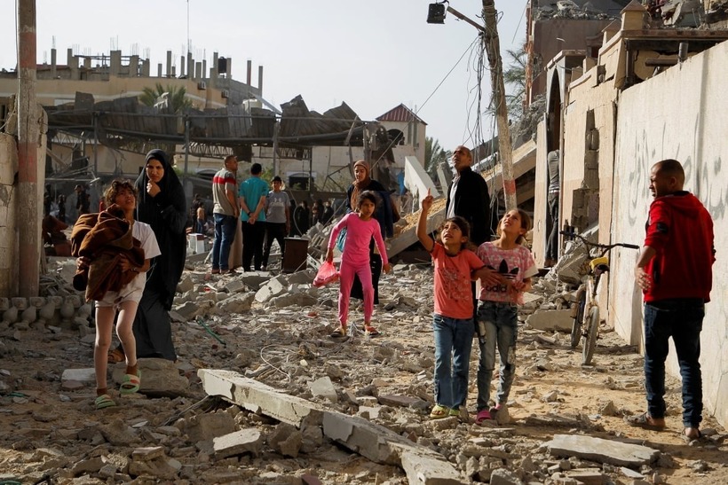 Người dân Palestine sau vụ không kích của Israel vào thành phố Rafah. Ảnh: Reuters