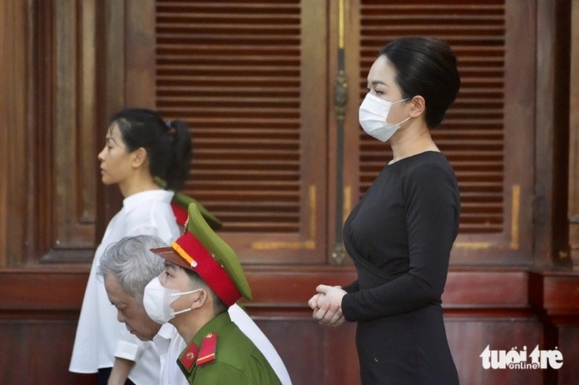 Bà Trần Uyên Phương (áo trắng) và bà Trần Ngọc Bích tại tòa. Ảnh: Tuổi Trẻ