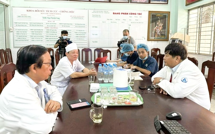 Các bác sĩ hội chẩn để điều trị cho những bệnh nhi bị ngộ độc nặng. Ảnh: Người đưa tin