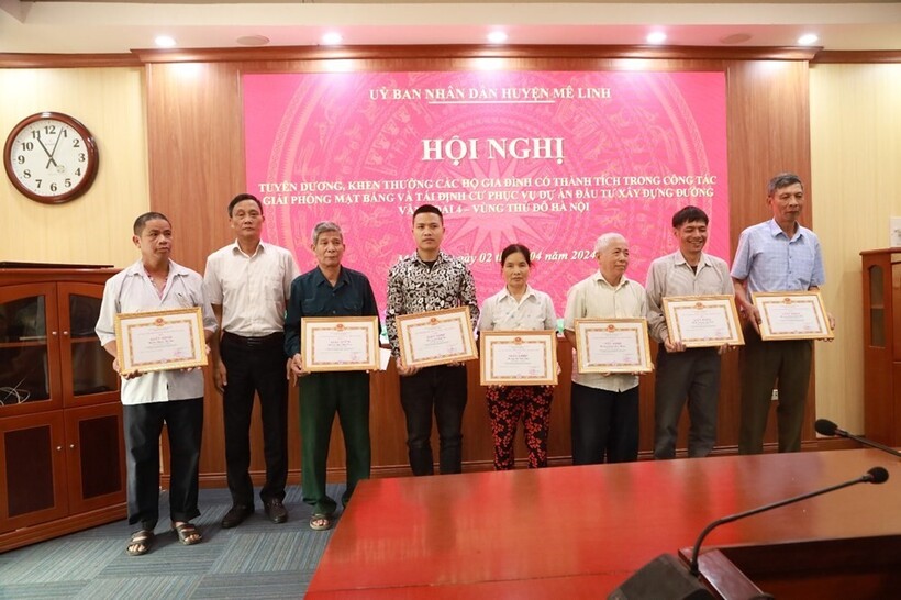 Đồng chí Chủ tịch Ủy ban MTTQ huyện Hoàng Văn Tân trao khen thưởng cho các hộ.