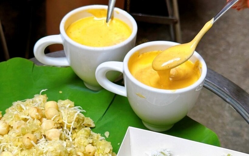 Thưởng thức hương thơm của cà phê trứng Phố Cổ.