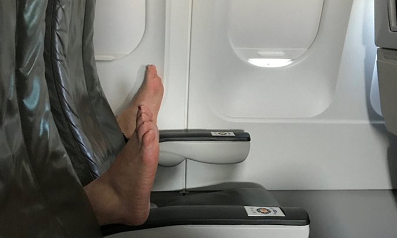 Gác chân lên ghế của người khác là một trong những hành động gây ức chế nhất khi đi máy bay.