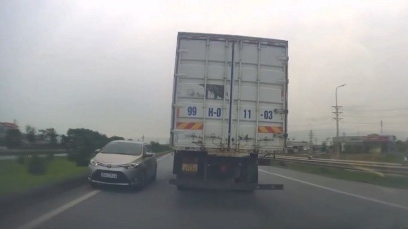 Ảnh cắt từ clip xe đi ngược chiều. Ảnh: VietNamNet