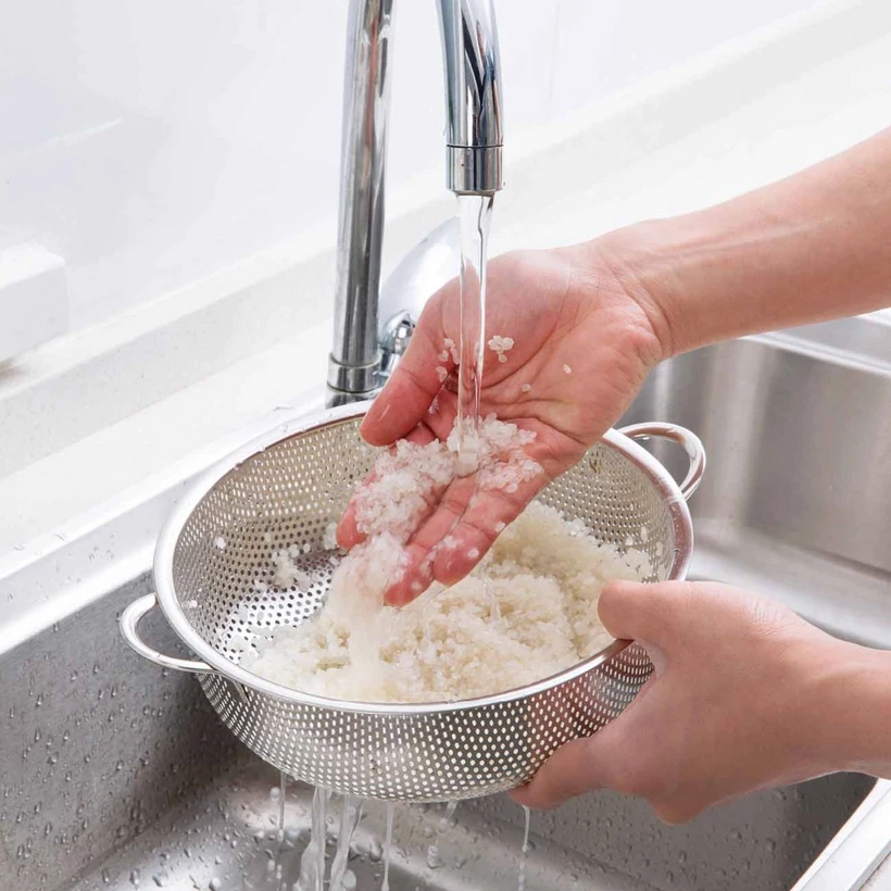Vo gạo nhẹ nhàng 1-2 lần với nước sạch để loại bỏ bụi bẩn.