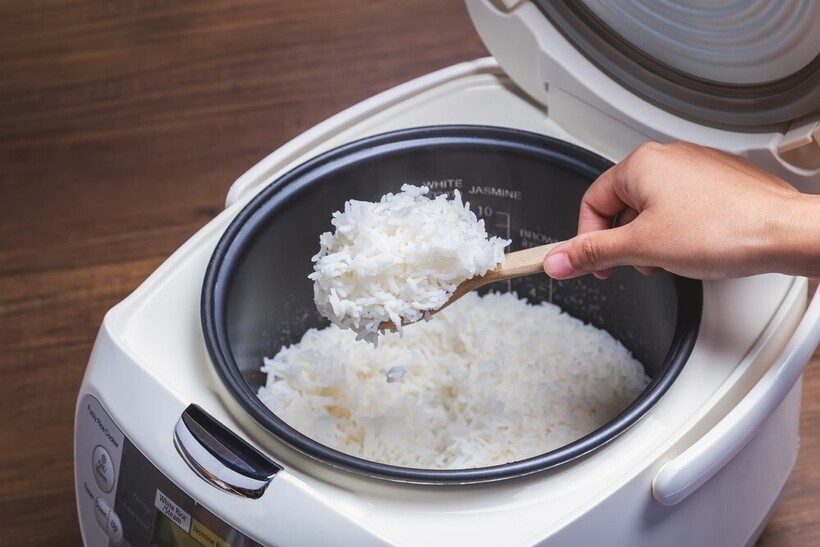 Xới cơm nhẹ nhàng bằng đũa để cơm tơi xốp.
