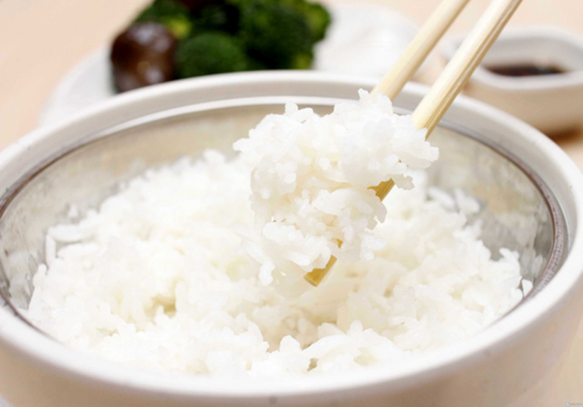 Không nên nấu cơm quá nhiều hoặc quá ít để tránh lãng phí.