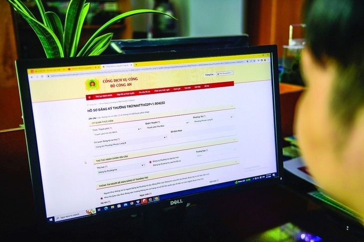 Công dân có thể đăng ký cư trú trên Cổng dịch vụ công trực tuyến quốc gia. Ảnh: Tuổi trẻ