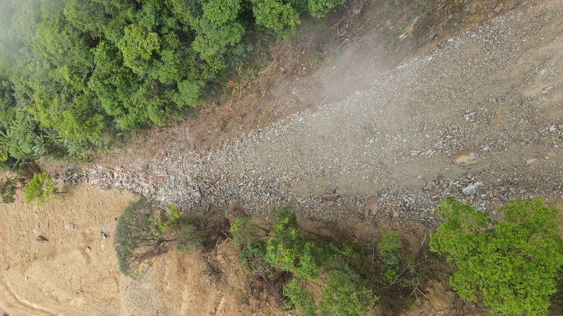 Vụ sạt lở kéo dài hơn 500m. Bùn đất kèm lượng lớn đá từ 10-30cm trôi xuống vực.