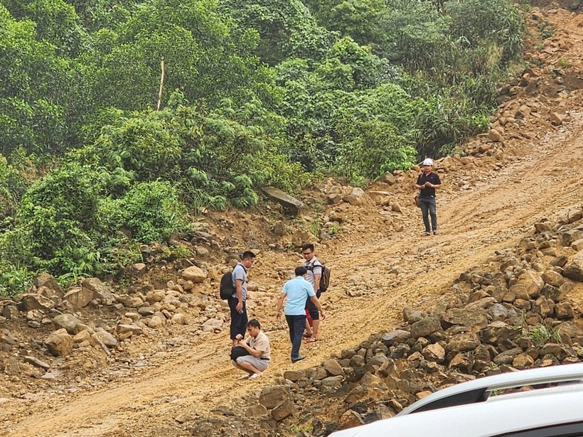 Vị trí lán trú ẩn của công nhân thi công trụ số 28, đường điện 500kV Quảng Trạch (Quảng Bình) – Quỳnh Lưu (Nghệ An) nằm cạnh suối trên núi cao thuộc địa phận tổ dân phố Lê Lợi, phường Kỳ Phương, thị xã Kỳ Anh (tỉnh Hà Tĩnh).