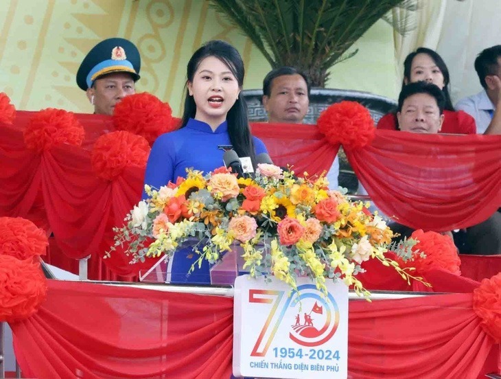 Vũ Quỳnh Anh đại diện cho thế hệ trẻ Việt Nam có những chia sẻ trước các vị lãnh đạo, nguyên lãnh đạo Đảng, Nhà nước và toàn thể nhân dân. Ảnh: TTXVN