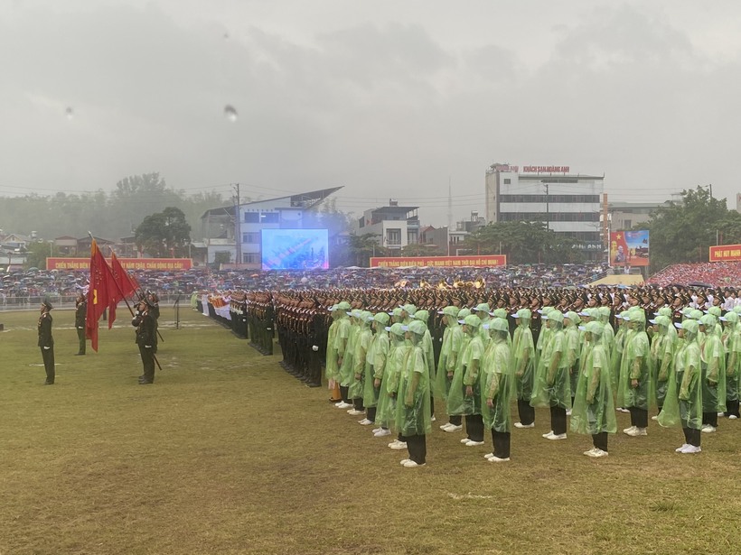 Hàng nghìn người dân đội mưa chờ xem diễu binh Kỷ niệm Chiến thắng Điện Biên Phủ - 7