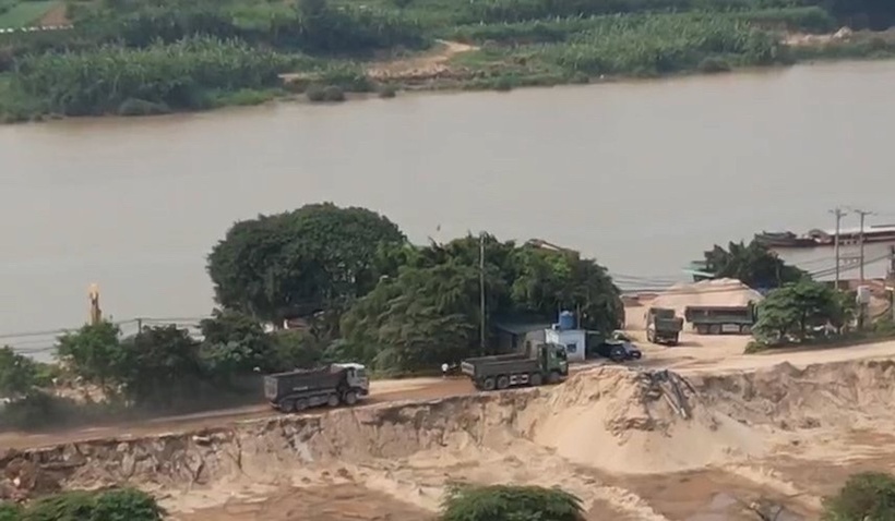 Đoàn xe tải xếp hàng tại bến Lời để "nạp" VLXD
