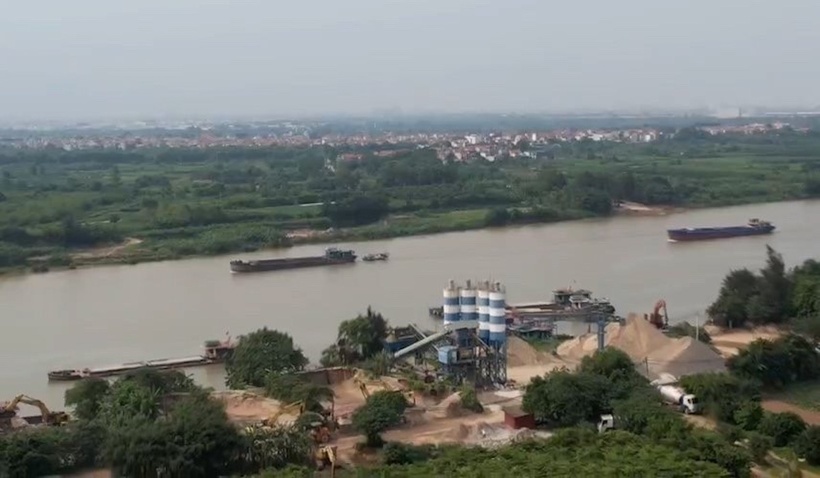 Trạm trộn bê tông của Công ty TNHH Kinh doanh vật tư và vận chuyển Hà Trang được đặt trên đất nông nghiệp, không phù hợp với quy định bảo vệ đê điều