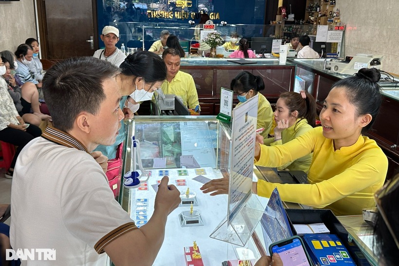 Khách mua vàng hôm nay phải ghi phiếu, điền số lượng muốn mua và chờ gọi tên. Ảnh: Dân trí