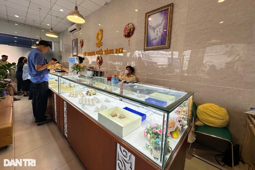 Tại một cửa hàng SJC TP.HCM, lượng khách tới chiều nay chủ yếu để mua vàng vào, khách đến bán chỉ lác đác vài người. Ảnh: Dân trí