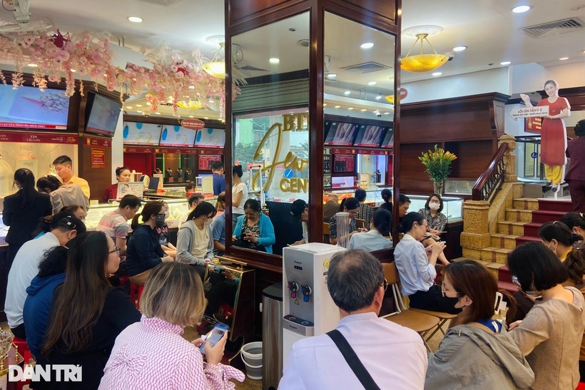 Tại Hà Nội cũng diễn ra cảnh chờ đợi, xếp hàng mua vàng lúc đầu giờ chiều 7/5 trong một số cửa hàng vàng lớn. Ảnh chụp bên trong một cửa hàng vàng ở quận Cầu Giấy, TP Hà Nội. Ảnh: Dân trí