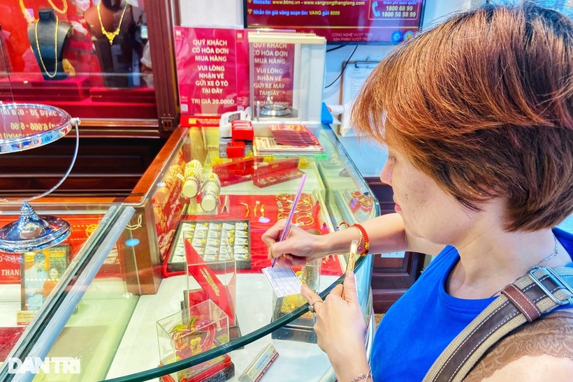 Chị D. (ở Cầu Giấy, Hà Nội) cho biết, chị đã chờ 30 phút chưa đến lượt. Chị dự định mua 1 cây vàng miếng nhưng chỉ được mua tối đa 5 chỉ nên đành chấp nhận vì đã mất công đến cửa hàng. Ảnh: Dân trí