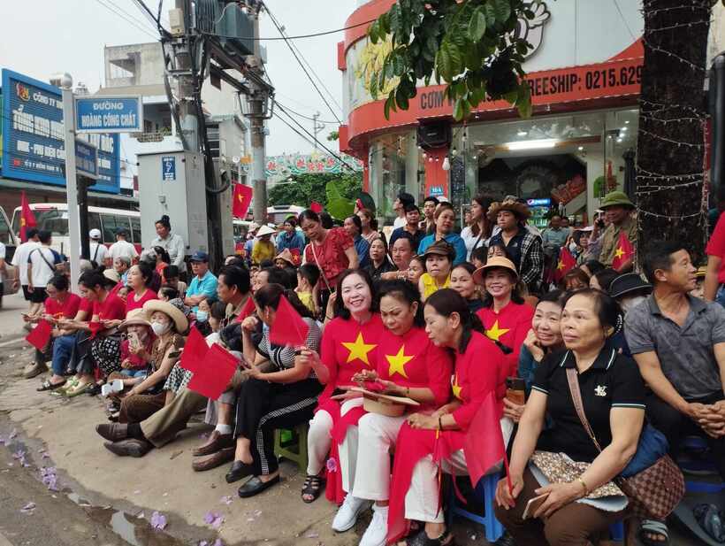 người dân trong thành phố đã đứng kín hai bên hè các tuyến đường quanh sân vận động như Hoàng Văn Thái, Võ Nguyên Giáp - nơi đoàn diễu binh diễu hành sẽ đi qua.