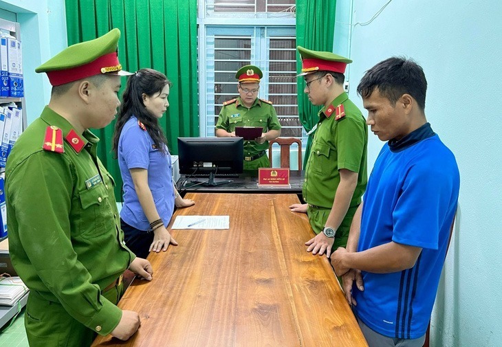 Cơ quan công an đọc quyết định khởi tố, bắt tạm giam Pơloong Bưu (bìa phải) về tội hiếp dâm người dưới 16 tuổi. Ảnh: Tuổi Trẻ