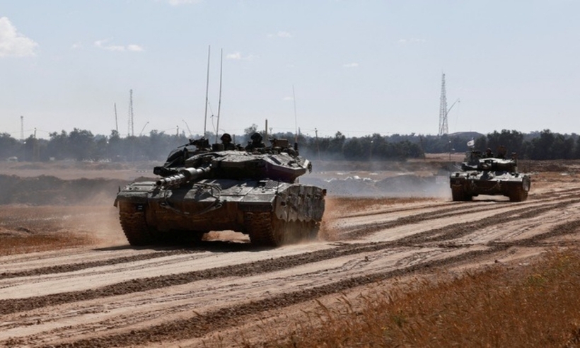 Xe tăng Israel tiến vào vùng ngoại ô Rafah, gần với cửa khẩu giữa Dải Gaza và Ai Cập. Ảnh: Reuters