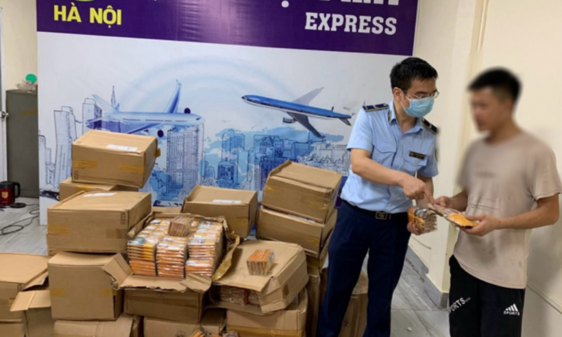 Lực lượng chức năng thu giữ lượng lớn thuốc lá tại cơ sở kinh doanh dịch vụ chuyển phát nhanh. (Ảnh: QLTT Hà Nội)