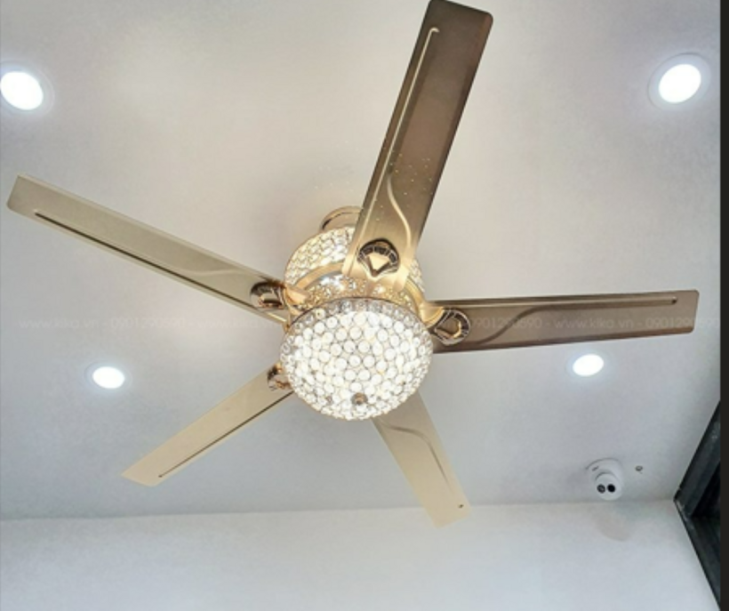 Hiện nay, quạt trần có nhiều kích thước, hình dáng, thương hiệu và số lượng cánh quạt khác nhau, người tiêu dùng rất khó đưa ra lựa chọn. Ảnh minh họa