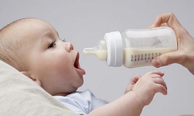 Chuẩn bị đồ ăn riêng cho bé, đảm bảo đủ trong chuyến đi.