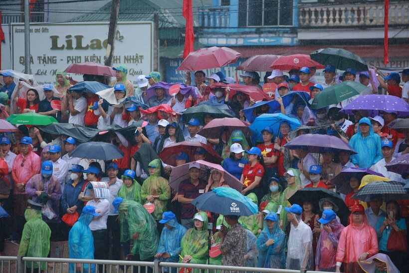 Mặc dù trời mưa nhưng đông đảo người dân vẫn chờ đón Lễ diễu binh Kỷ niệm 70 năm Chiến thắng Điện Biên Phủ.