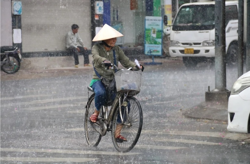 Mưa lớn đổ xuống quận 1, 3, 4, 7, TP Thủ Đức, huyện Bình Chánh, Nhà Bè… Lượng mưa tương đối lớn kèm gió giật mạnh.