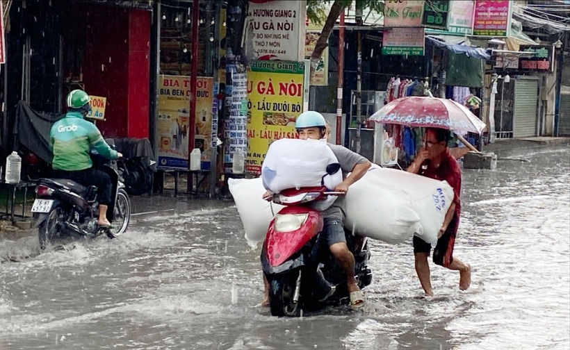 Nam Bộ ngày nắng nóng, có nơi nắng nóng gay gắt. Đêm nay, Nam Bộ có mưa rào và dông vài nơi, chiều tối mai có mưa rào và dông khoảng trên 1/3 diện tích, có nơi mưa vừa. Trong cơn dông đề phòng gió giật mạnh, lốc, sét, mưa đá.
