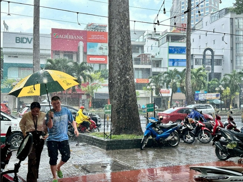 Lượng mưa phổ biến 5-10mm. Trong cơn dông đề phòng lốc, mưa đá và gió giật mạnh cấp 5-7 (8-17m/s).