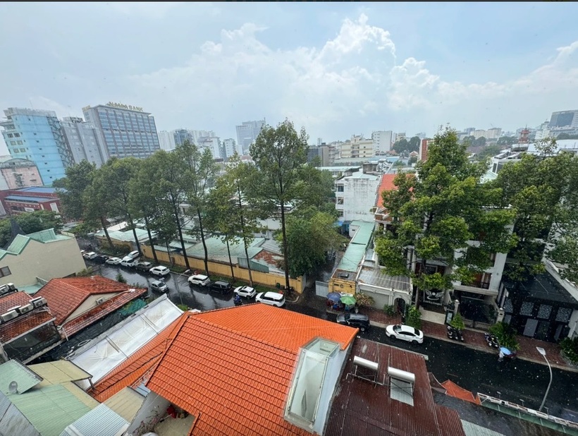 Một số khu vực khác như quận Bình Tân, quận 7, quận 2... người dân cho biết cơn mưa chỉ thoáng qua, chưa kịp ướt áo thì đã tạnh.