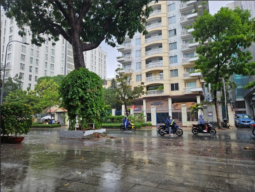 Trung tâm Dự báo khí tượng thủy văn quốc gia cho biết: Ngày 7 - 8.5, khu vực Nam bộ có nắng nóng, có nơi nắng nóng gay gắt với nhiệt độ cao nhất ngày phổ biến từ 35 - 37 độ, có nơi trên 37 độ C. Độ ẩm tương đối thấp nhất phổ biến 45 - 50%.