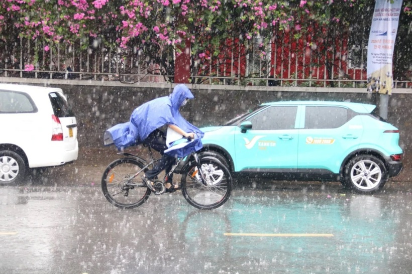 Mưa trắng trời tại Tân Phú.